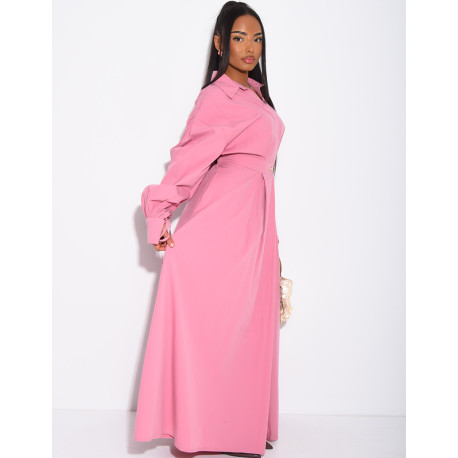 Langes, tailliertes und ausgestelltes Hemdkleid