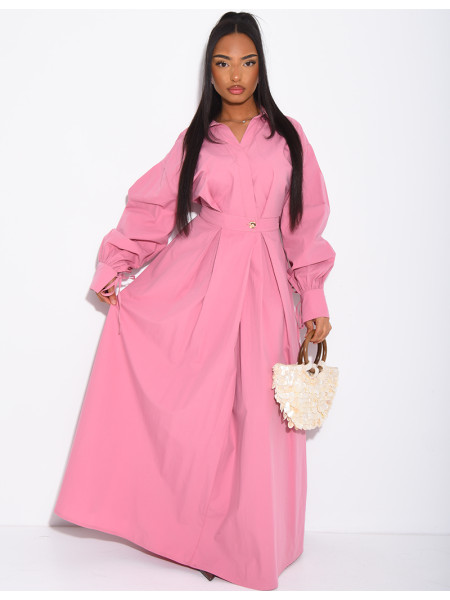 Langes, tailliertes und ausgestelltes Hemdkleid