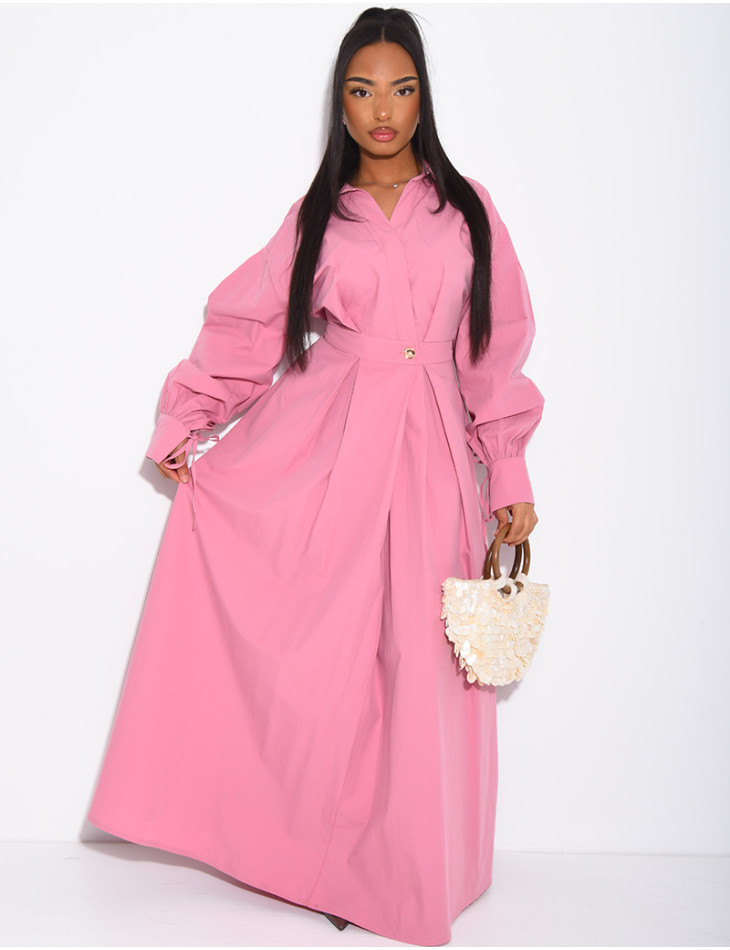 Langes, tailliertes und ausgestelltes Hemdkleid