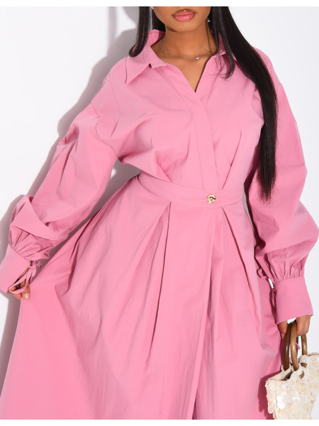 Langes, tailliertes und ausgestelltes Hemdkleid