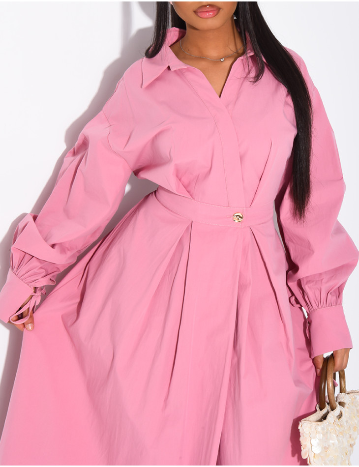 Langes, tailliertes und ausgestelltes Hemdkleid