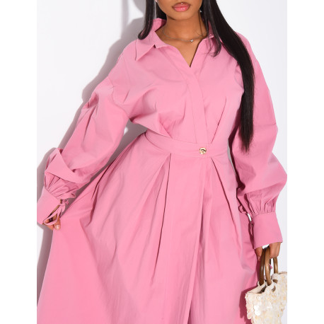 Langes, tailliertes und ausgestelltes Hemdkleid