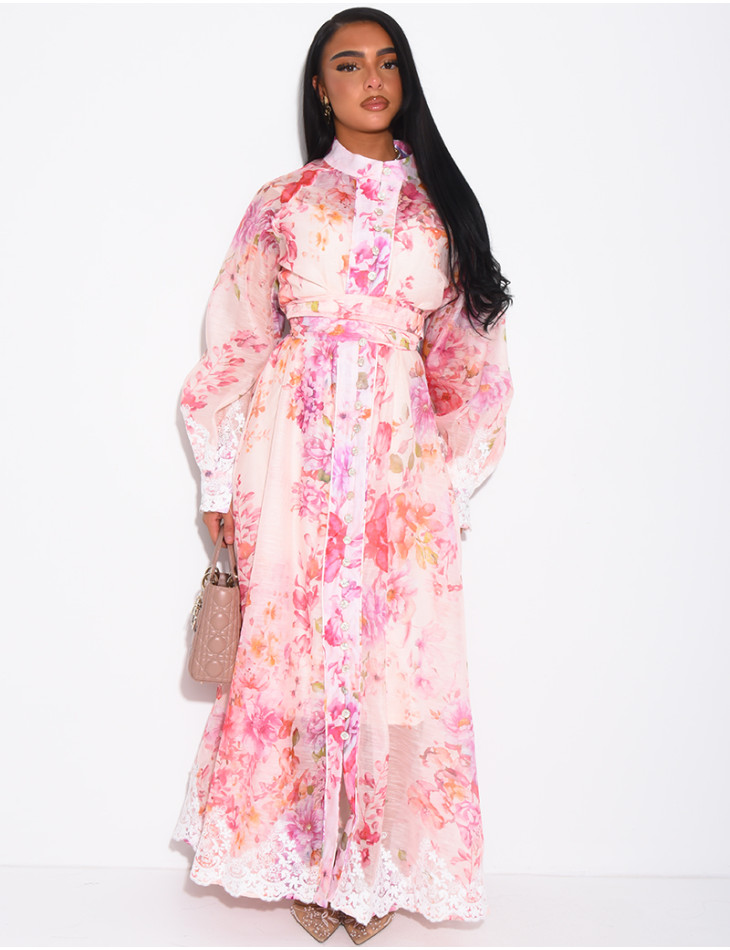 Langes Kleid aus Voile mit Blumenmuster, Strassknöpfen, passendem Gürtel und Futter