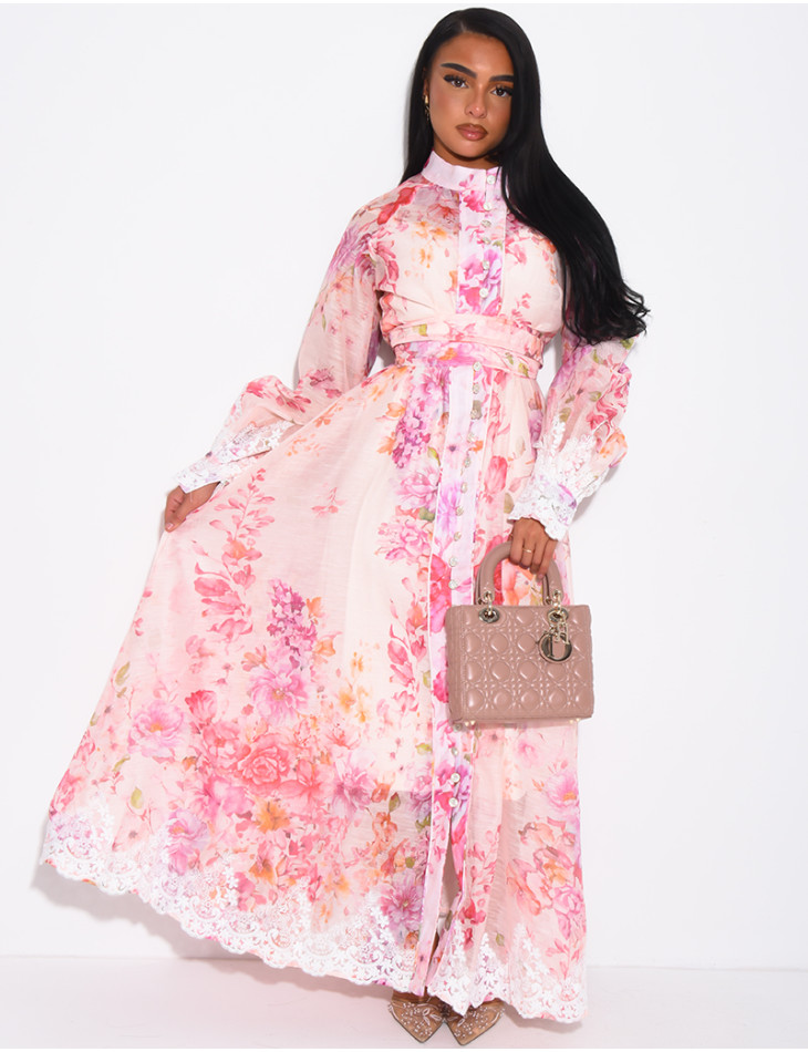 Langes Kleid aus Voile mit Blumenmuster, Strassknöpfen, passendem Gürtel und Futter