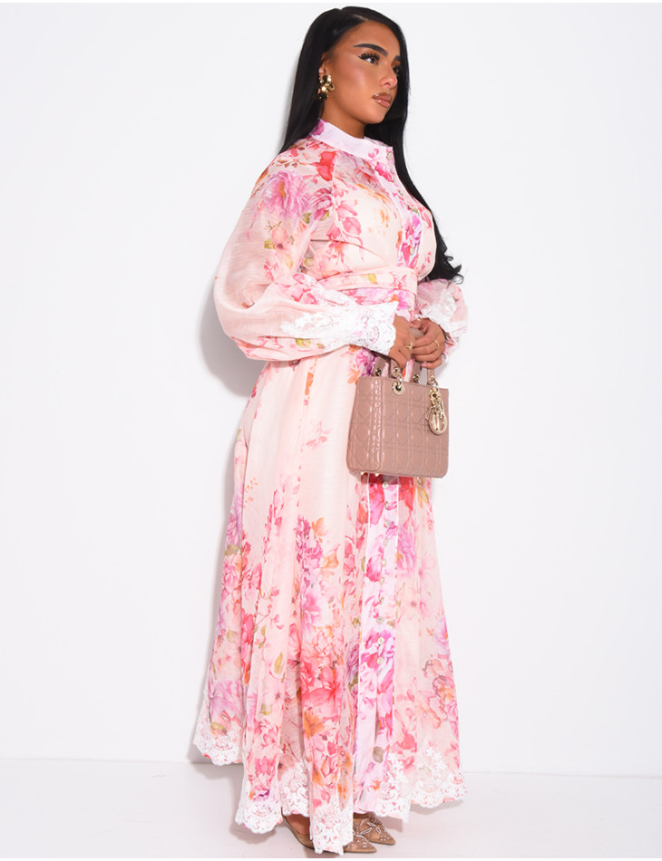 Langes Kleid aus Voile mit Blumenmuster, Strassknöpfen, passendem Gürtel und Futter