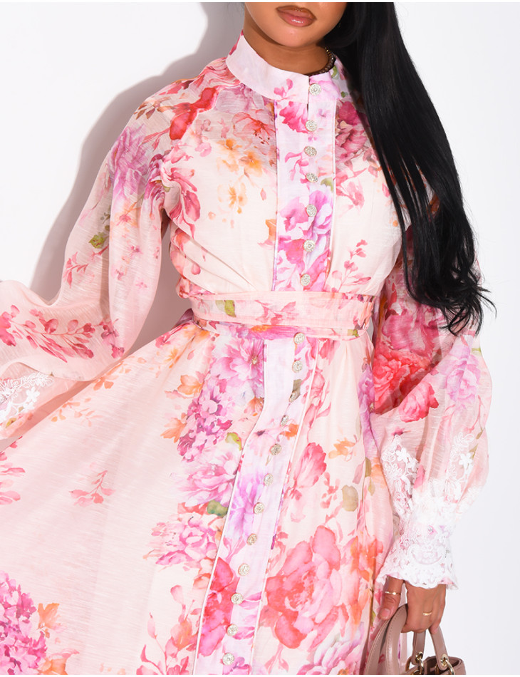 Langes Kleid aus Voile mit Blumenmuster, Strassknöpfen, passendem Gürtel und Futter