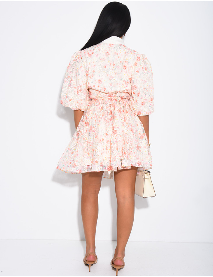 Kurzes Kleid aus bedruckter Spitze mit Knöpfen und passendem Gürtel