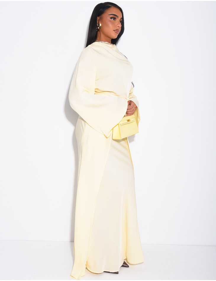 Langes Satin-Kleid im Überrock-Stil mit Schmuckverzierung an der Taille