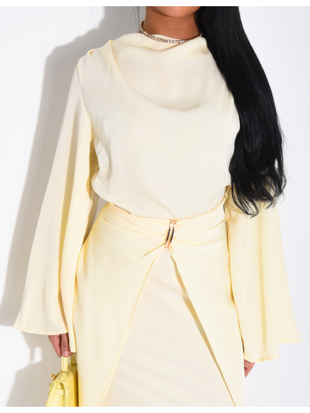 Langes Satin-Kleid im Überrock-Stil mit Schmuckverzierung an der Taille