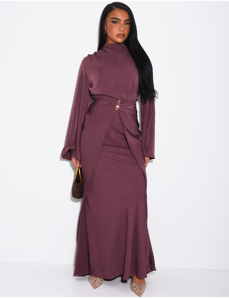 Langes Satin-Kleid im Überrock-Stil mit Schmuckverzierung an der Taille