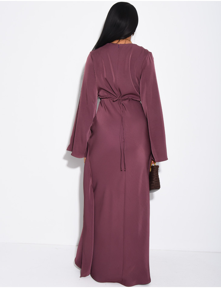 Langes Satin-Kleid im Überrock-Stil mit Schmuckverzierung an der Taille