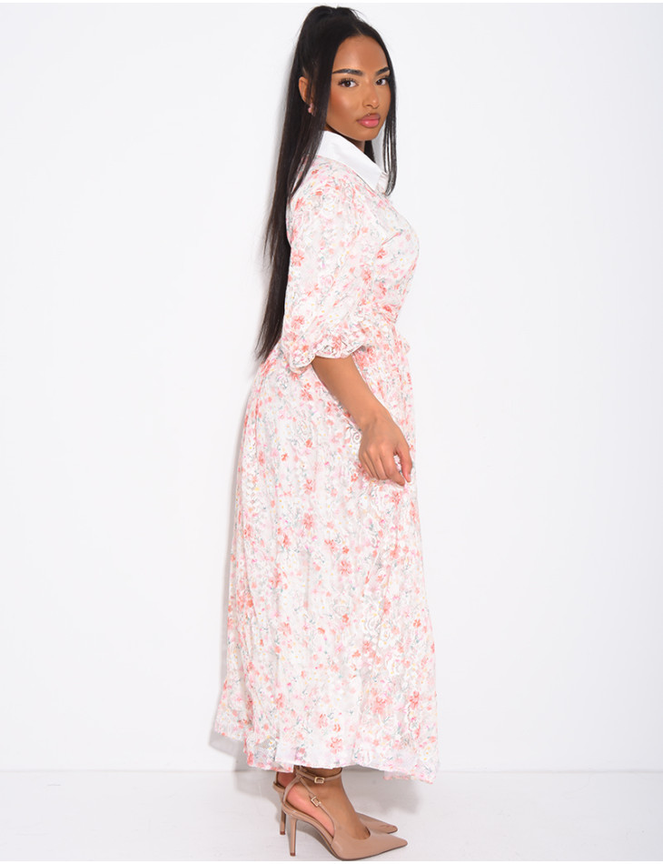 Langes Kleid aus bedruckter Spitze mit Knöpfen und passendem Gürtel