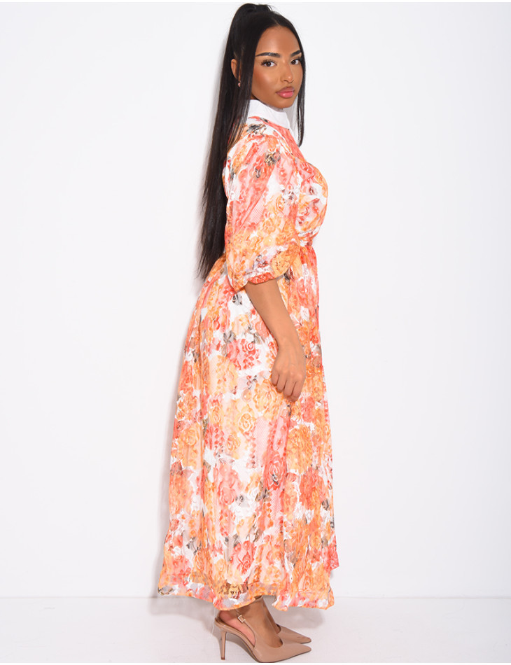 Langes Kleid aus bedruckter Spitze mit Knöpfen und passendem Gürtel