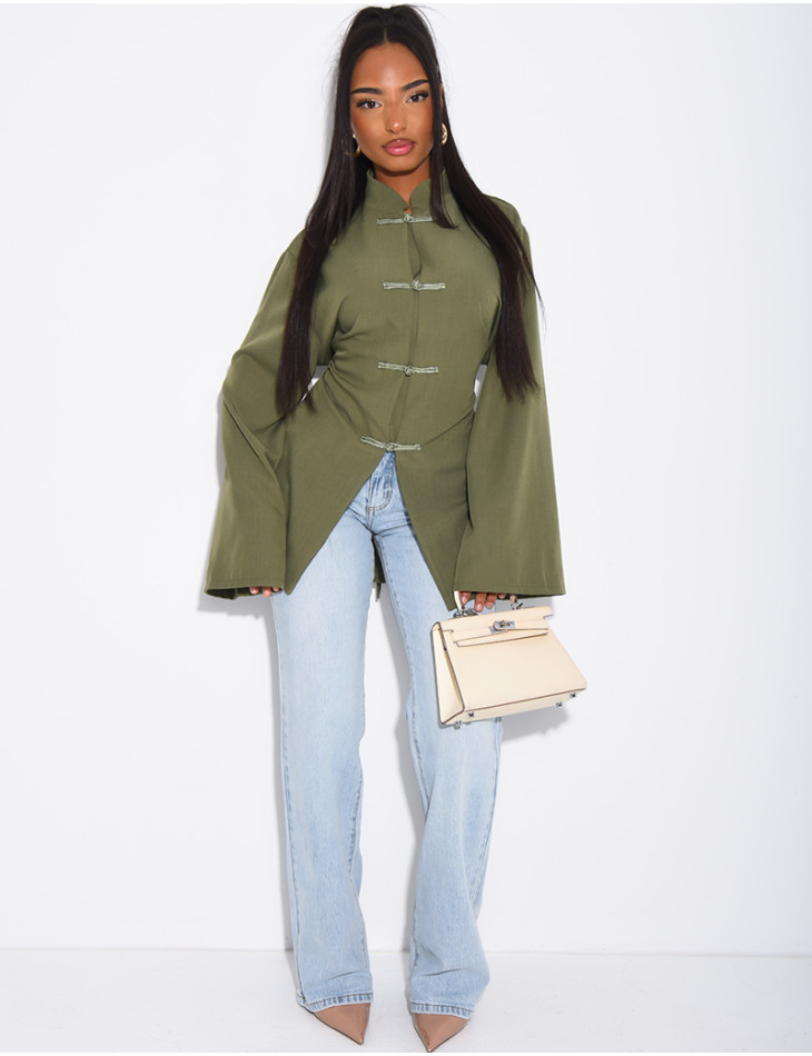 Bluse mit Stehkragen und Bändern, die am Rücken gebunden werden