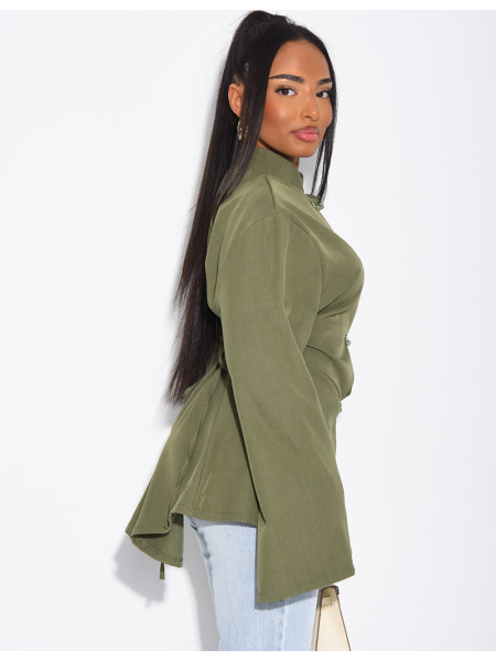 Bluse mit Stehkragen und Bändern, die am Rücken gebunden werden