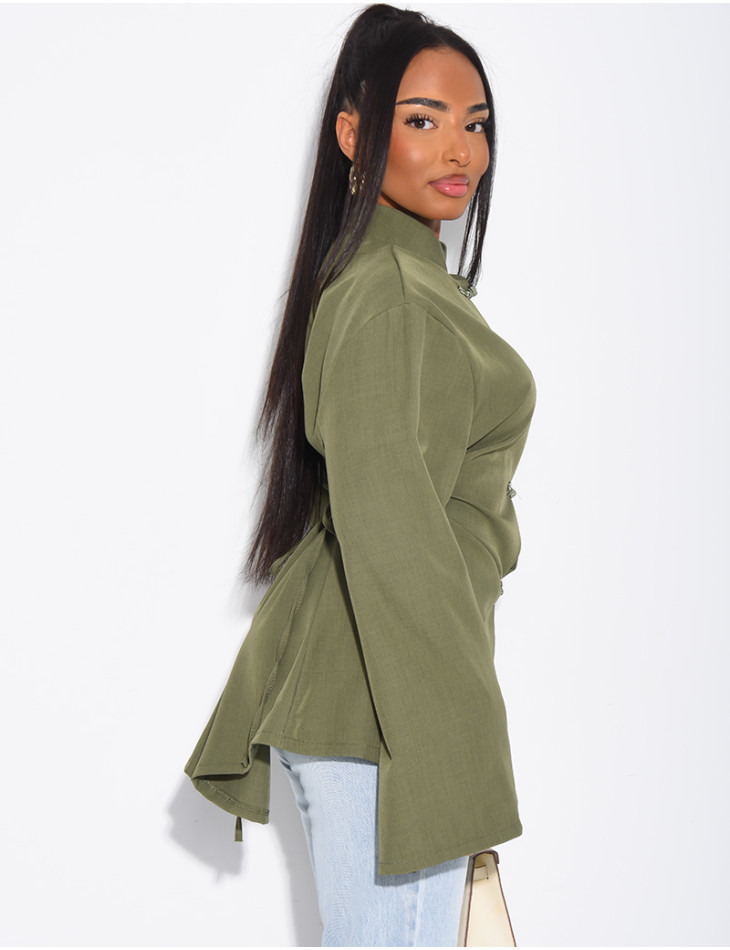 Bluse mit Stehkragen und Bändern, die am Rücken gebunden werden