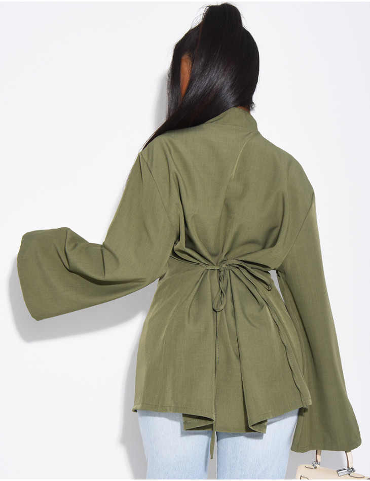 Bluse mit Stehkragen und Bändern, die am Rücken gebunden werden