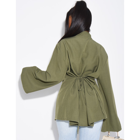 Bluse mit Stehkragen und Bändern, die am Rücken gebunden werden