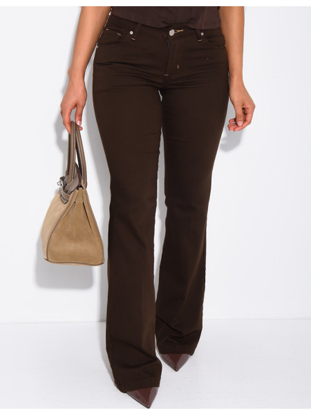 Jeans taille basse flare à broderies sur les poches