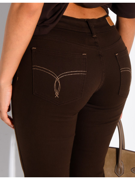 Jeans taille basse flare à broderies sur les poches