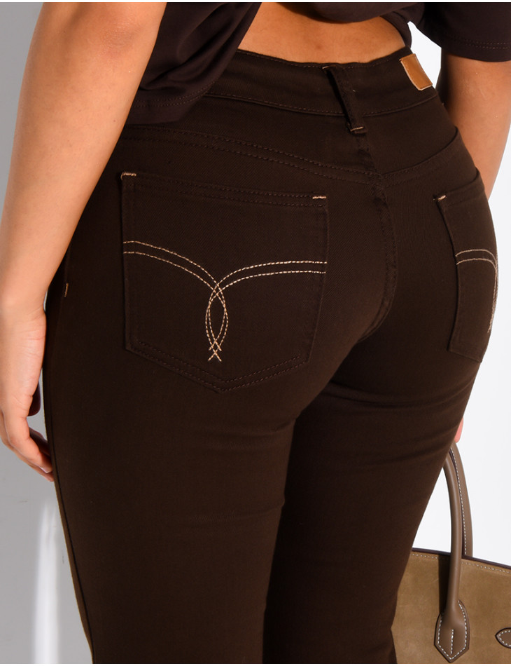 Jeans taille basse flare à broderies sur les poches
