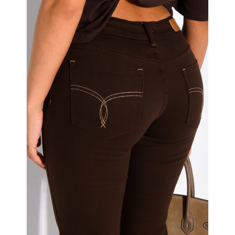 Jeans taille basse flare à broderies sur les poches