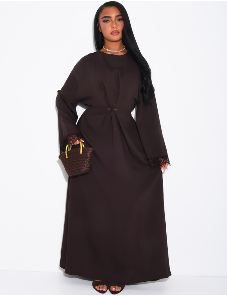 Langes Kleid in Leinenoptik, tailliert und mit Spitze an den Ärmeln