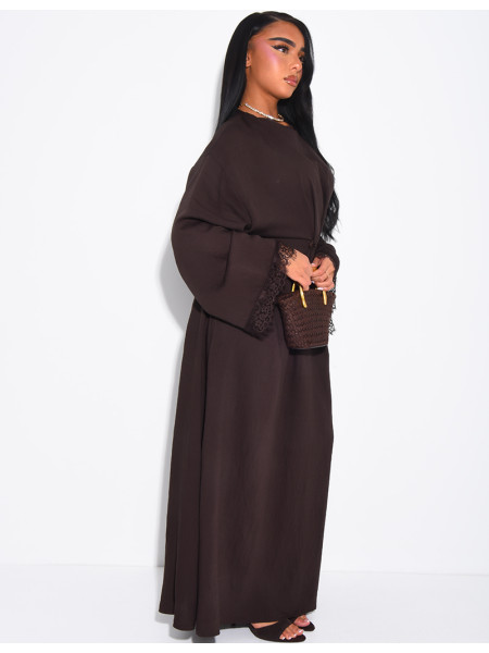 Langes Kleid in Leinenoptik, tailliert und mit Spitze an den Ärmeln