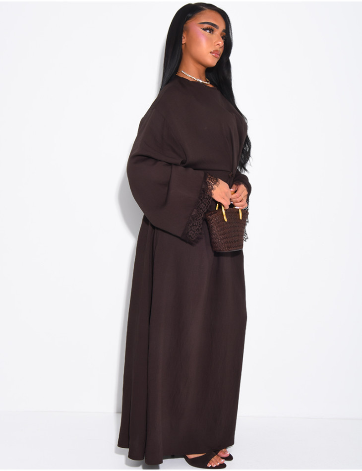 Langes Kleid in Leinenoptik, tailliert und mit Spitze an den Ärmeln