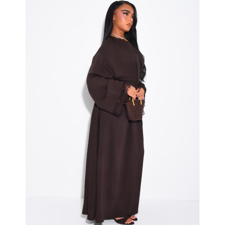 Langes Kleid in Leinenoptik, tailliert und mit Spitze an den Ärmeln