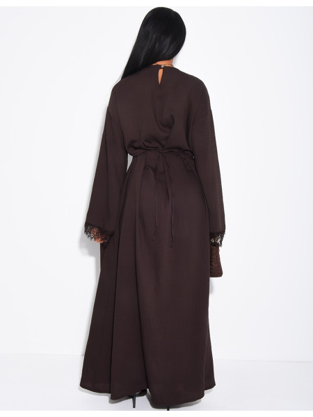 Langes Kleid in Leinenoptik, tailliert und mit Spitze an den Ärmeln