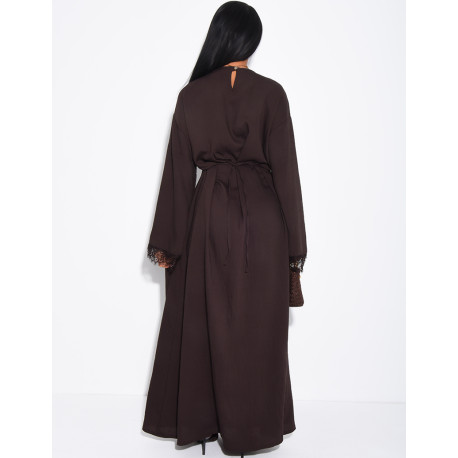 Langes Kleid in Leinenoptik, tailliert und mit Spitze an den Ärmeln