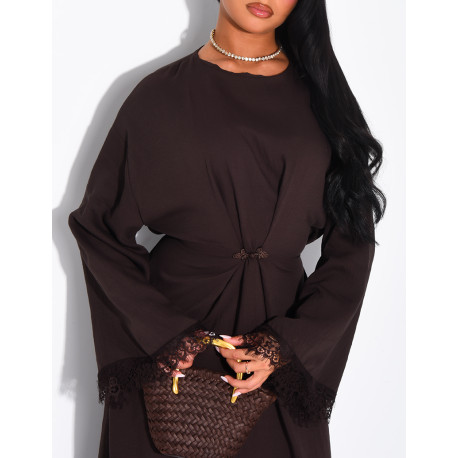 Langes Kleid in Leinenoptik, tailliert und mit Spitze an den Ärmeln