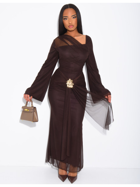 Asymmetrisches langes Kleid aus drapiertem Tüll mit goldener Brosche