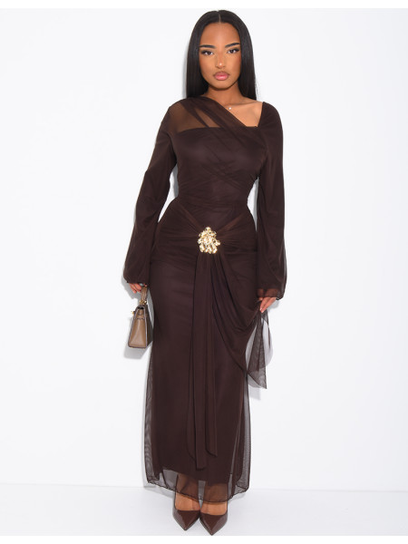 Asymmetrisches langes Kleid aus drapiertem Tüll mit goldener Brosche