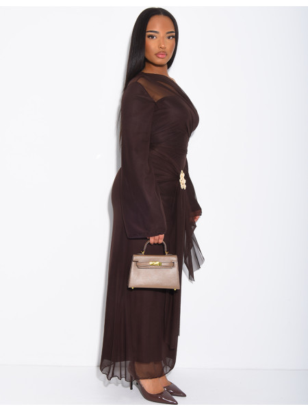 Asymmetrisches langes Kleid aus drapiertem Tüll mit goldener Brosche