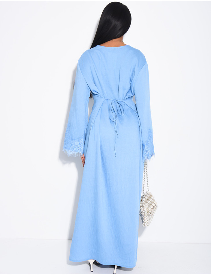 Langes Kleid mit Bindeband am Rücken und Spitzenbesatz