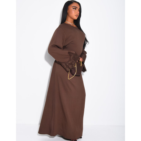 Langes Kleid mit Bindeband am Rücken und Spitzenbesatz