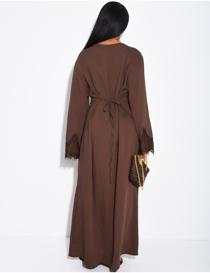 Langes Kleid mit Bindeband am Rücken und Spitzenbesatz