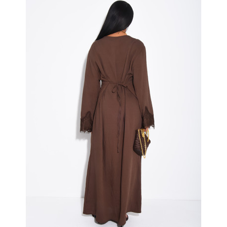 Langes Kleid mit Bindeband am Rücken und Spitzenbesatz