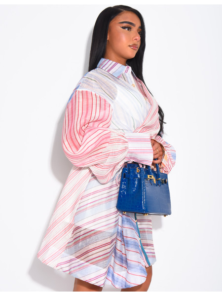 Kurzes Kleid mit Printmuster und Gürtel in der Taille