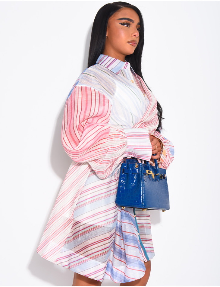 Kurzes Kleid mit Printmuster und Gürtel in der Taille