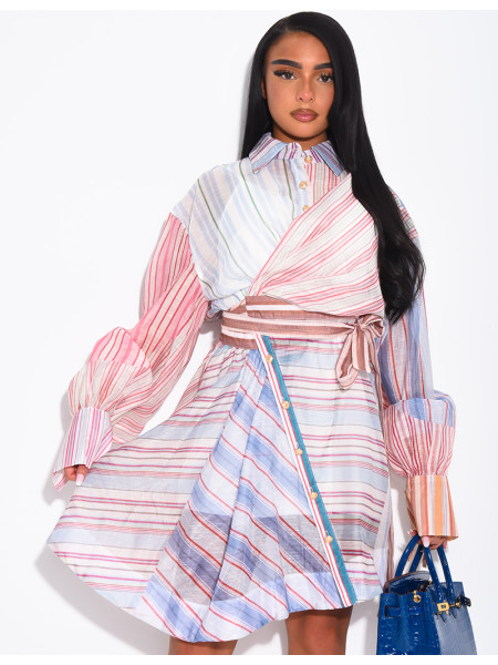 Kurzes Kleid mit Printmuster und Gürtel in der Taille