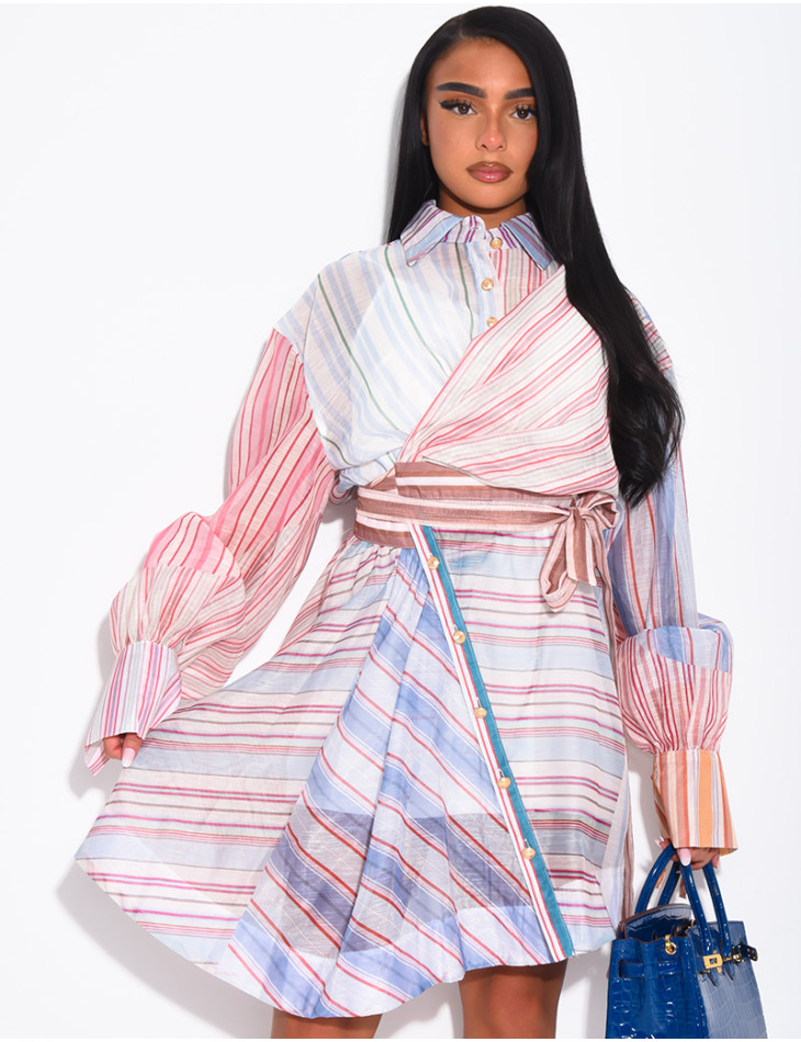 Kurzes Kleid mit Printmuster und Gürtel in der Taille