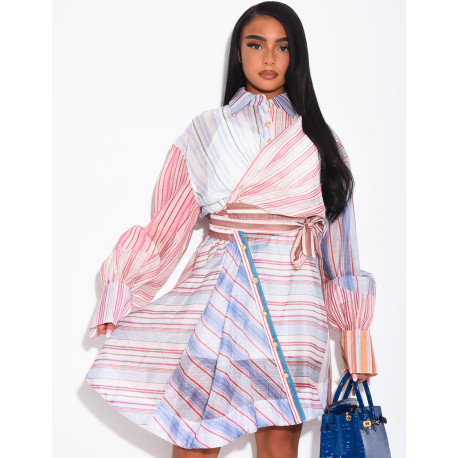 Kurzes Kleid mit Printmuster und Gürtel in der Taille