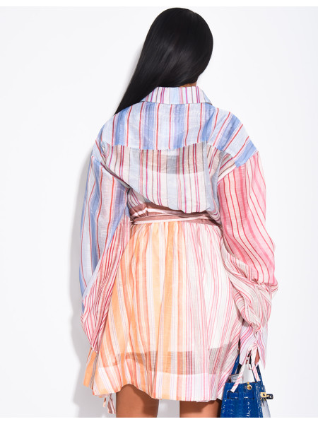 Kurzes Kleid mit Printmuster und Gürtel in der Taille