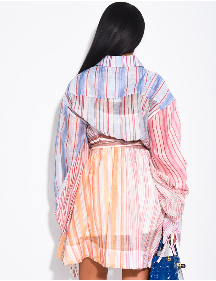 Kurzes Kleid mit Printmuster und Gürtel in der Taille