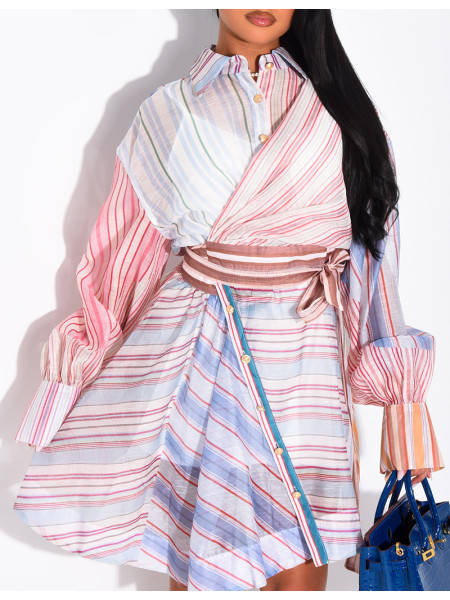 Kurzes Kleid mit Printmuster und Gürtel in der Taille