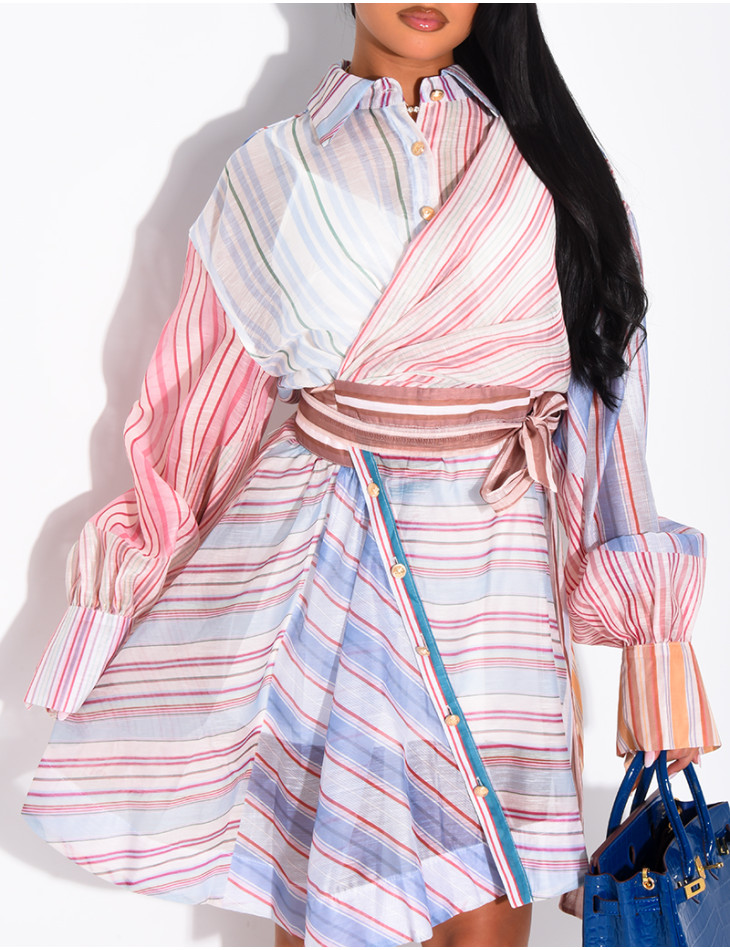 Kurzes Kleid mit Printmuster und Gürtel in der Taille