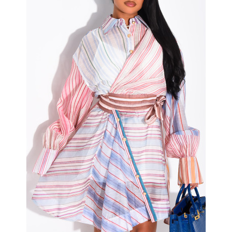 Kurzes Kleid mit Printmuster und Gürtel in der Taille